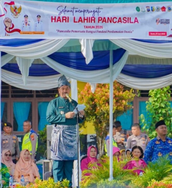 
					Bupati Batu Bara Pimpin Upacara Peringatan Hari Lahir Pancasila 2026, Bagikan 1.000 Bendera Merah Putih