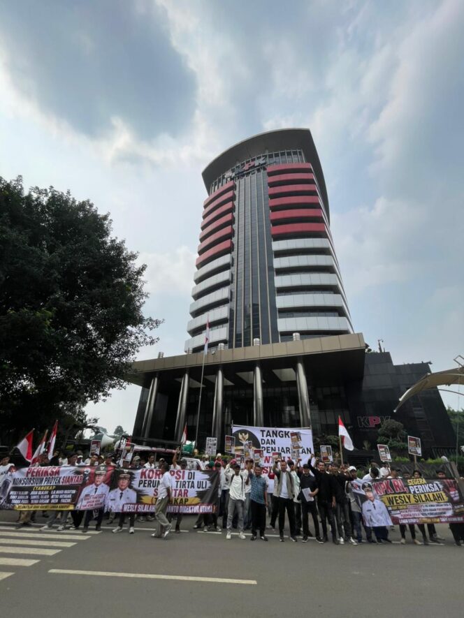 
					DPP GARANSI dan AMPPUH Geruduk KPK, Massa Aksi Sebut Wesly Silalahi Wali Kota Terkorup di Indonesia