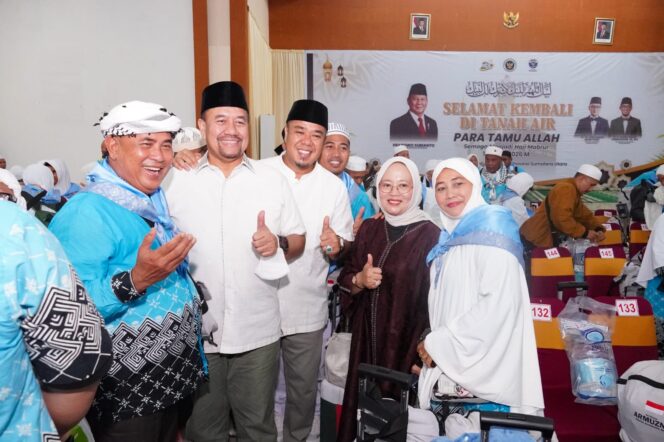 
					Bupati Batu Bara Sambut Kepulangan Jemaah Haji Kloter 4, Doakan Seluruh Jemaah Menjadi Haji Mabrur