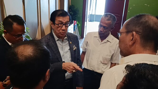 
					Kelompok Masyarakat Tanah Suguhan Dalu XA Serahkan Berkas Perjuangan 260 Hektare kepada Prof. Yasonna Laoly