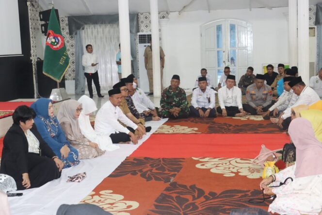 
					Sambut Kepulangan Haji Walikota Tanjungbalai, Kapolres AKBP Welman Feri Hadiri Acara Upah-upah