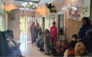 Program Studi S1 ​​Kebidanan dan Profesi Bidan Institut Kesehatan Helvetia melaksanakan kegiatan penyuluhan kesehatan tentang pentingnya imunisasi pada balita di Klinik Pratama Siti Kholijah HSB (Hasibuan), Jalan Marelan I Pasar 4 Barat, Kecamatan Medan Marelan, Kota Medan.