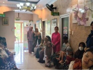 Program Studi S1 ​​Kebidanan dan Profesi Bidan Institut Kesehatan Helvetia melaksanakan kegiatan penyuluhan kesehatan tentang pentingnya imunisasi pada balita di Klinik Pratama Siti Kholijah HSB (Hasibuan), Jalan Marelan I Pasar 4 Barat, Kecamatan Medan Marelan, Kota Medan.