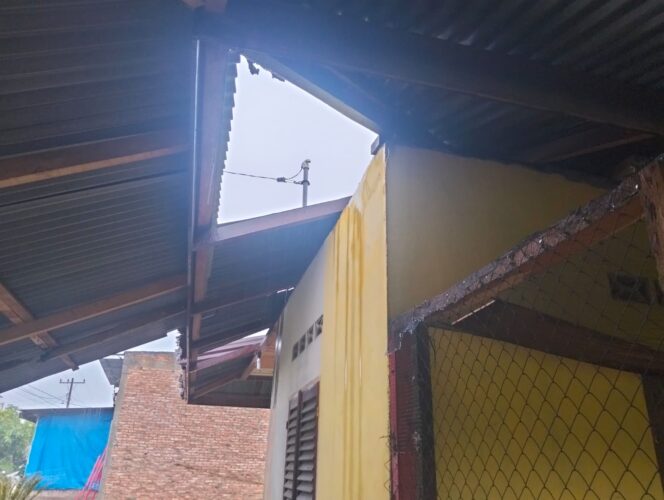 
					Atap rumah Wartawan rusak diTerjang Angin