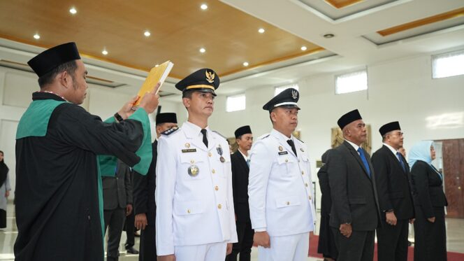 
					Wabup Lom Lom Lantik 23 Pejabat Administrator dan Pengawas, Camat Pantai Labu dan Bangun Purba Resmi Berganti