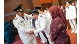 Foto saat kepala desa Tadukan Raga  Dermawan dilantik langsung oleh bipati deli serdang  (25/6).