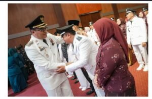 Foto saat kepala desa Tadukan Raga  Dermawan dilantik langsung oleh bipati deli serdang  (25/6).