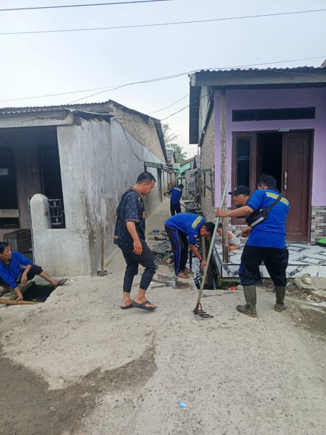 
					Gotong Royong Massal, Pemdes Suka Maju Perkuat Kebersamaan dan Kepedulian Lingkungan