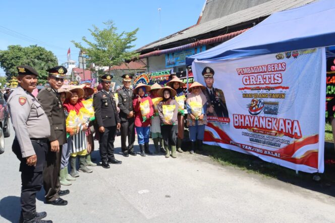 
					Hari Bhayangkara ke-80, Polres Tanjungbalai Bagikan Beras Gratis untuk Warga