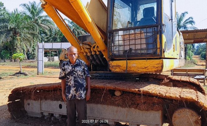 
					Sukarman protes alat berat masuk ke lokasi lahan pertanian miliknya, yang di duga akan di jadikan sekolah rakyat