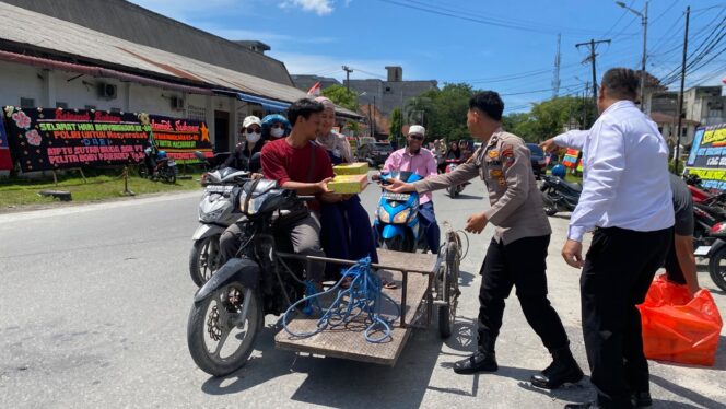 
					Sambut HUT Polri ke-80, Polres Tanjung Balai Bagikan Nasi Kotak ke Abang Becak