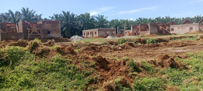 
					Bangunan Perumahan Karyawan PT LNK Tanjung Keliling Diduga Tanpa Mengantongi Izin PBG atau IMB