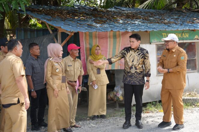 
					Ricky Anthony Boyong OPD Tinjau Jalan Provinsi di Pangkalan Susu