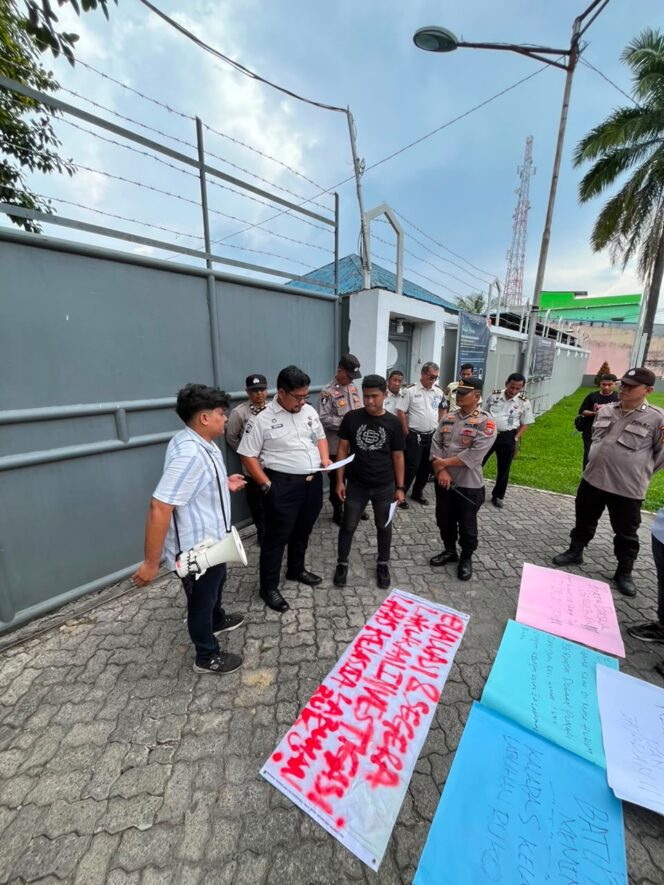 
					Aliansi Batu Bara Geruduk Kantor Kanwil Ditjen pas Sumut