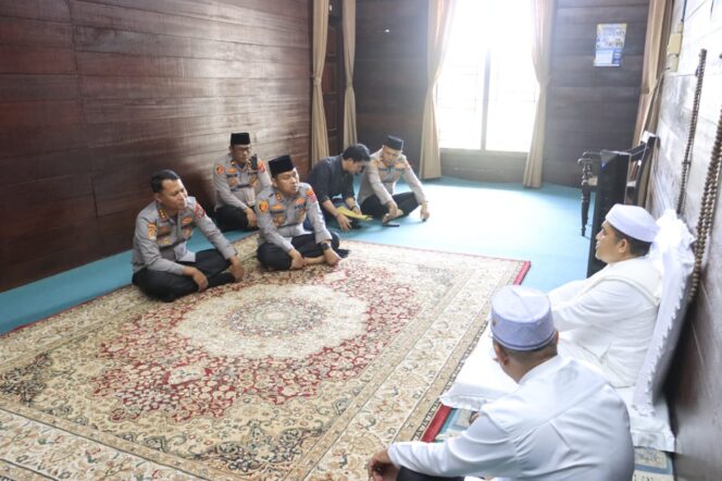 
					KA SPN Polda Sumut dan Kapolres Langkat Jalin Silaturahmi dengan Tuan Guru Besilam Babussalam