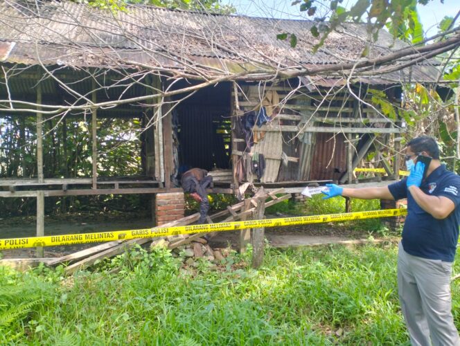 
					Polisi Pasang Police Line di Bekas Kandang Lembu, Pria Lansia Ditemukan Meninggal Dunia di Pondok Desa Sena