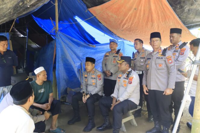 
					Kapolres Langkat Salurkan Bantuan Korban Banjir di Besitang, Pastikan Polri Hadir di Tengah Masyarakat