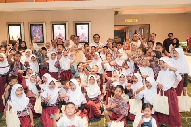 
					Bersama Bupati, Anak-anak Tanjung Morawa Nikmati Pengalaman Pertama Nobar di Bioskop