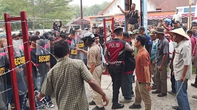 
					Security PT BSP Dengan Kelompok Tani HKTI,5 Orang Luka dan 2 Kaca Mobil Pecah