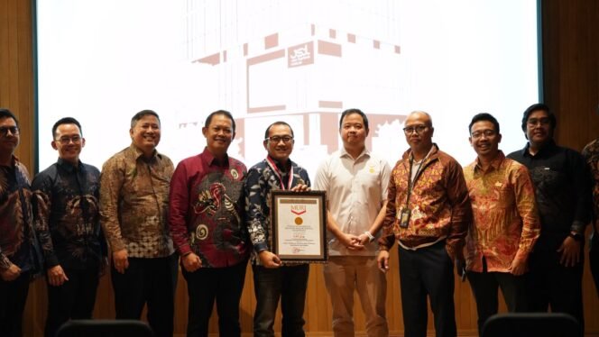 
					Hutama Karya Melalui Anak Usaha Hutama Marga Waskita Raih Rekor MURI sebagai Tempat Istirahat dan Pelayanan Jalan Tol Pertama yang Memiliki Galeri Budaya