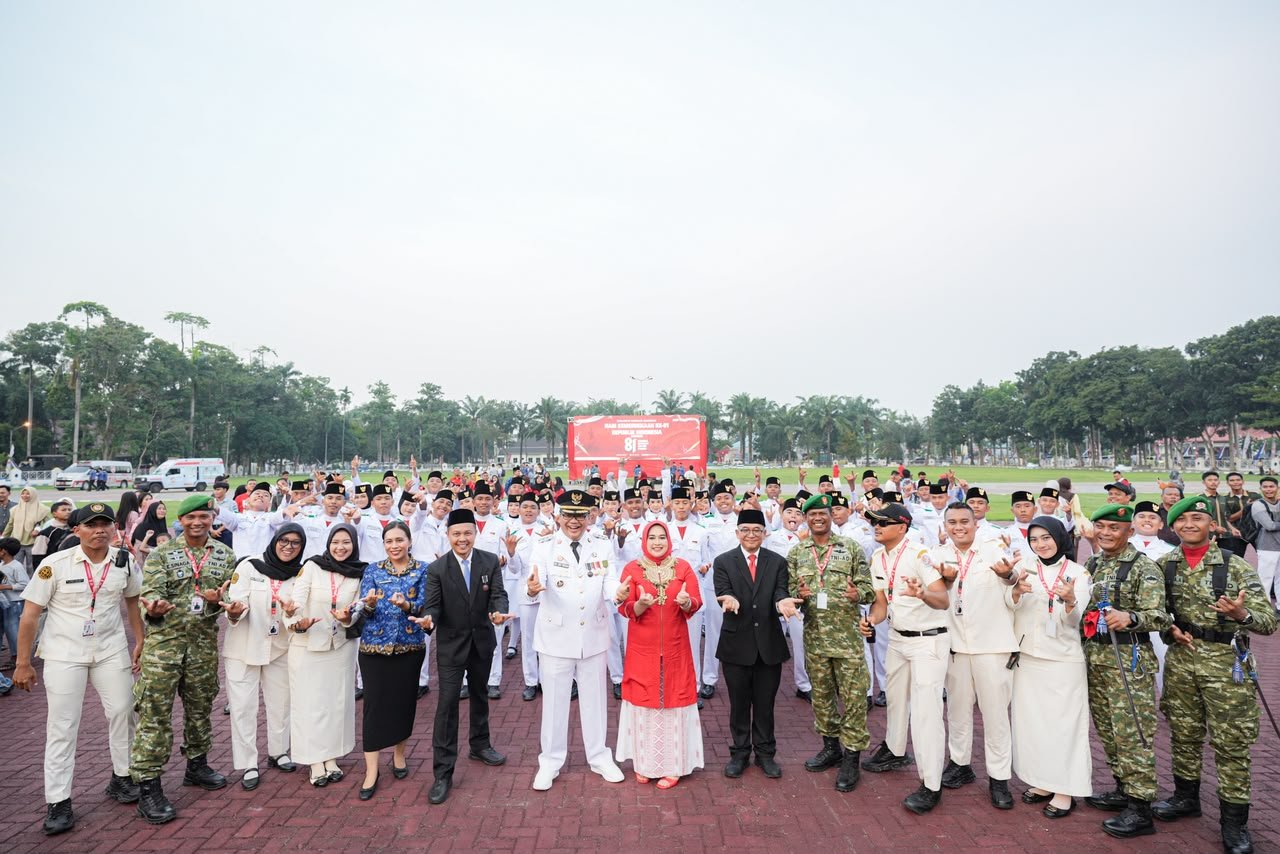 Penurunan Bendera HUT Ke-81 RI di Deli Serdang Berjalan Lancar, Sejumlah Penghargaan Diserahkan