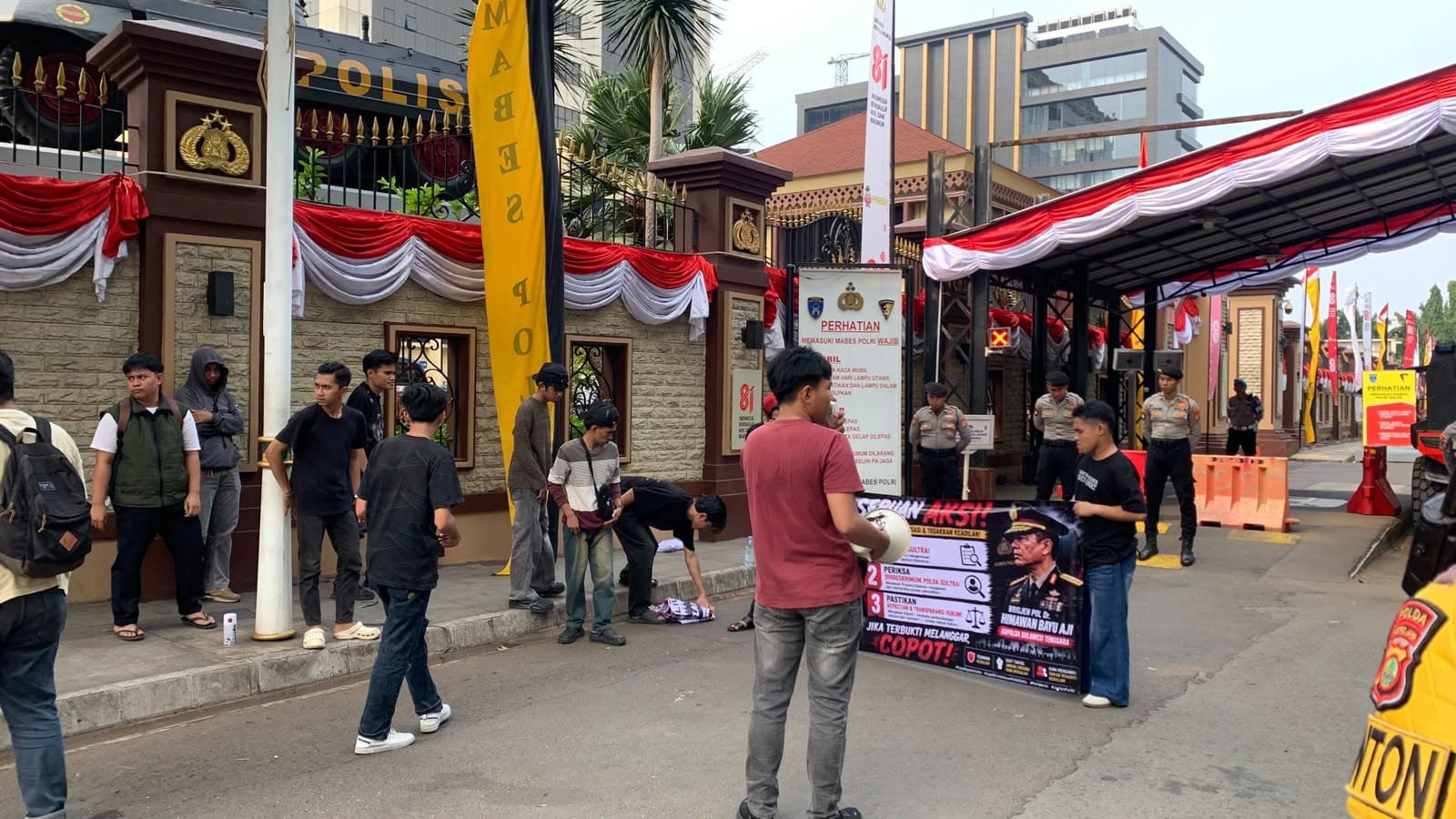 Tersangka Belum Ditahan, Massa Central Institut Anti Korupsi Geruduk Mabes Polri