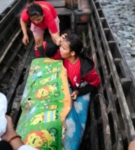 Dramatis! Bidan Desa di Langkat Evakuasi Pasien Naik Perahu Kayu hingga Terdampar Dihantam Ombak
