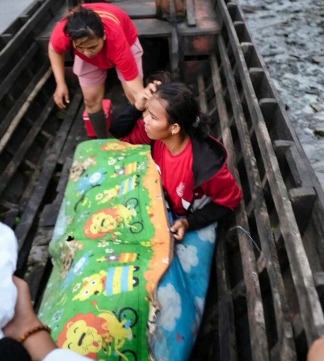 
					Dramatis! Bidan Desa di Langkat Evakuasi Pasien Naik Perahu Kayu hingga Terdampar Dihantam Ombak