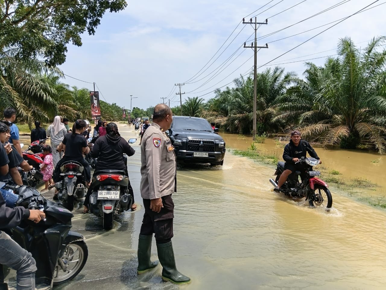 Banjir Rendam Jalan Tanjung Selamat, Polisi Sigap Atur Lalu Lintas