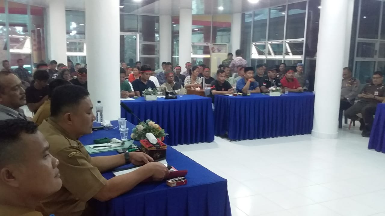 Diduga Tersandung Kasus Perzinahan, Ratusan Warga Dusun 1 Desa Maziaya Geruduk Kantor Bupati Nias Utara