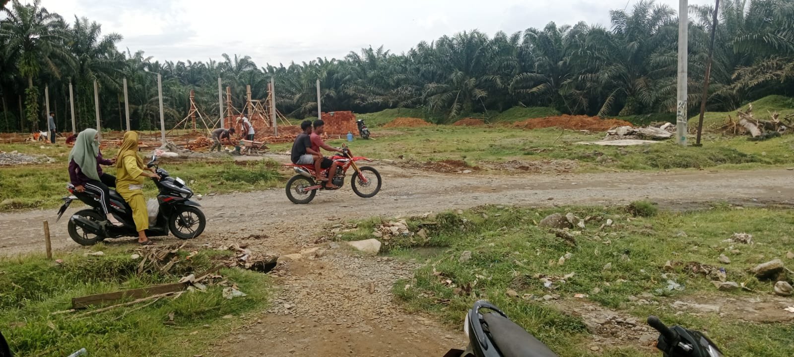 Pekerja Proyek Revitalisasi Perumahan PT LNK Bekiun Diduga Belum Terdaftar BPJS Ketenagakerjaan, APD Minim