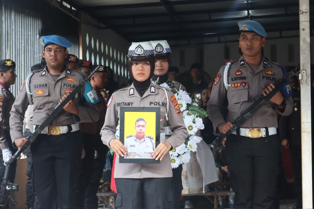 Polres Tanjungbalai Gelar Upacara Pemakaman Tradisi Kepolisian Untuk Alm. Aipda Jon Aries Siagian