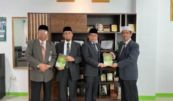 Rektor Universitas Alwashliyah Medan Serahkan Buku “Kader Ulama” Kepada Ketua BAZNAS Sumut dan H.Zulkifli Sitorus Dalam Rangka Silaturahmi Bersama