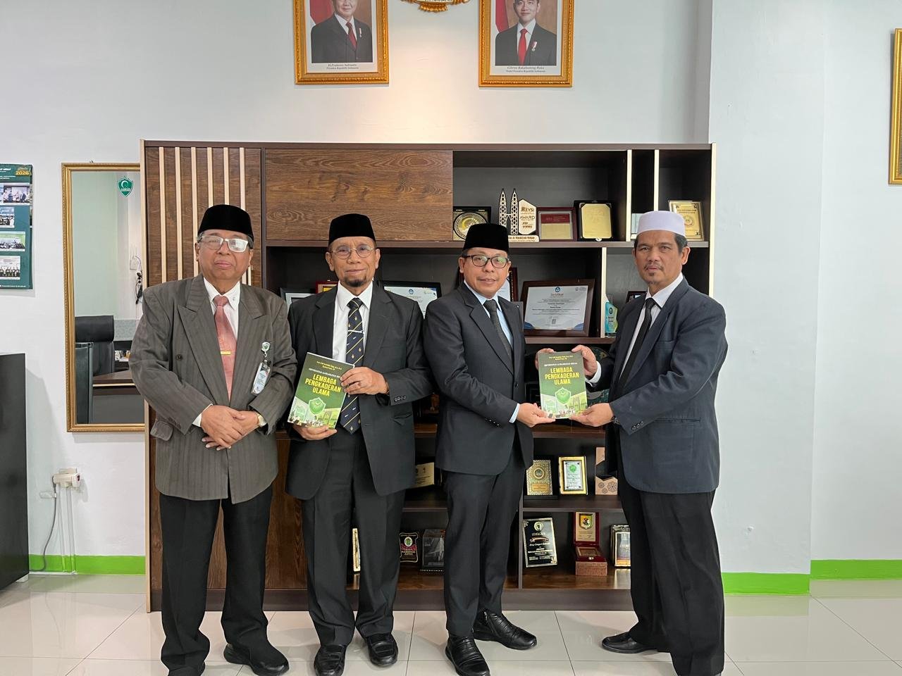 Rektor Universitas Alwashliyah Medan Serahkan Buku “Kader Ulama” Kepada Ketua BAZNAS Sumut dan H.Zulkifli Sitorus Dalam Rangka Silaturahmi Bersama