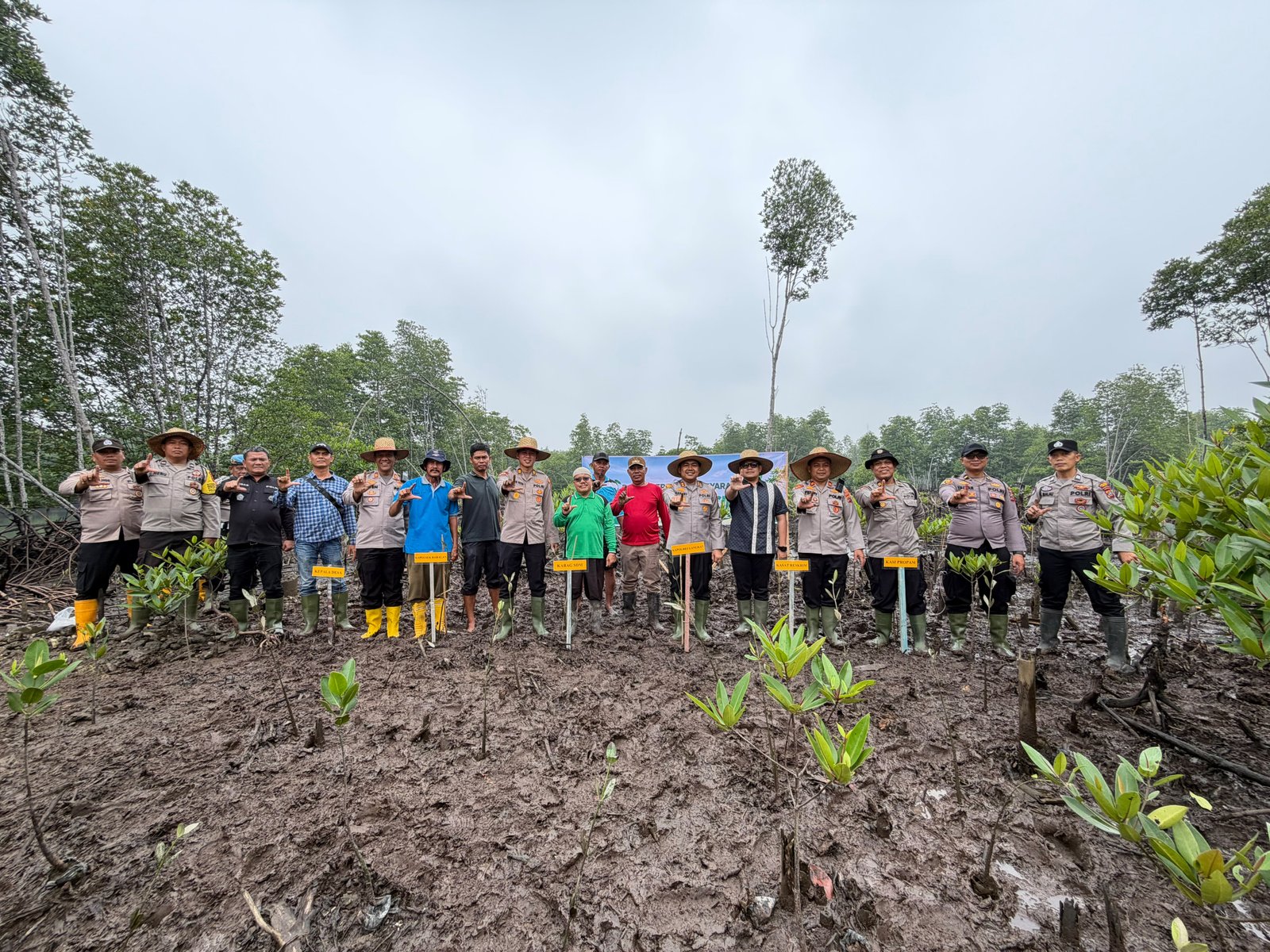 Tanam Mangrove bersama Masyarakat, Kapolres Langkat: Jaga Ekosistem Pesisir dan Dukung Ekonomi Nelayan