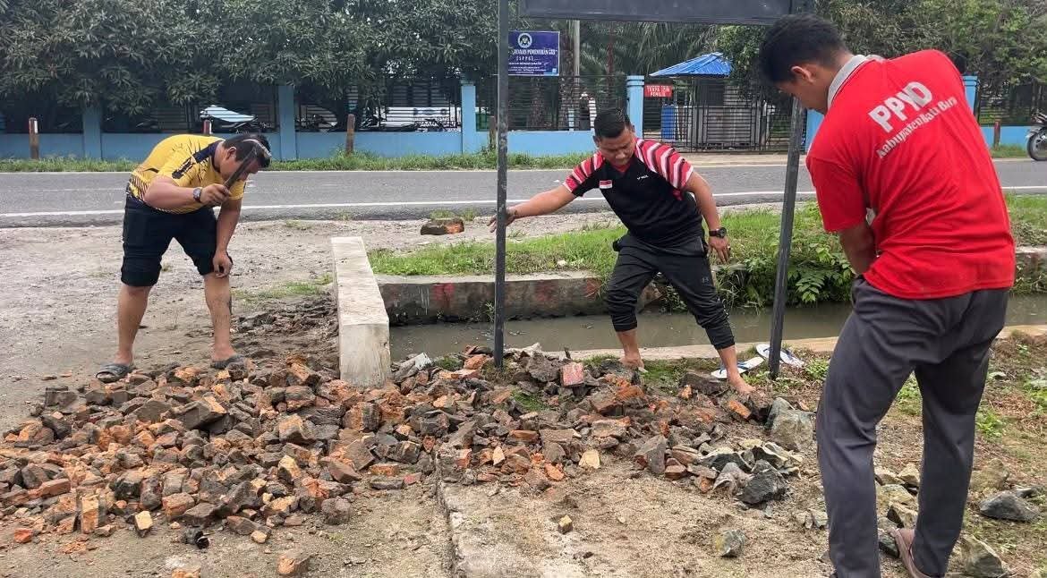 Pemdes Pahang Bersama Unsur Masyarakat Laksanakan Gotong Royong Wujud Gerakan Jum’at Bersih