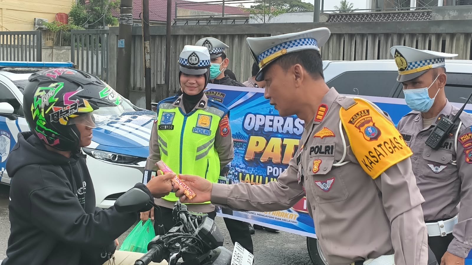 Aksi Humanis Sat Lantas Polres Tanjungbalai: Bagi-Bagi Cokelat ke Pengendara Tertib di Ops Patuh Toba 2026
